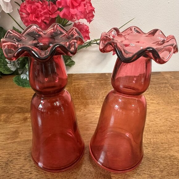 This exquisite pair of hand-blown cranberry glass vases dates back to the Victor - Picture 4 of 7